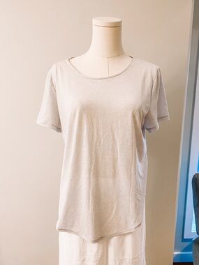 Under Armour Light Gray Scoop Neck Short Sleeve Tee